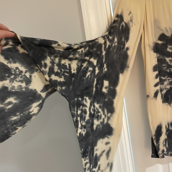 Super fun flowy top. Size: S - Picture 2 of 3